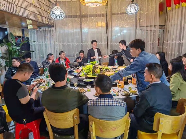 TPE材料厂家金华国丰用聚餐迎接最美四月天